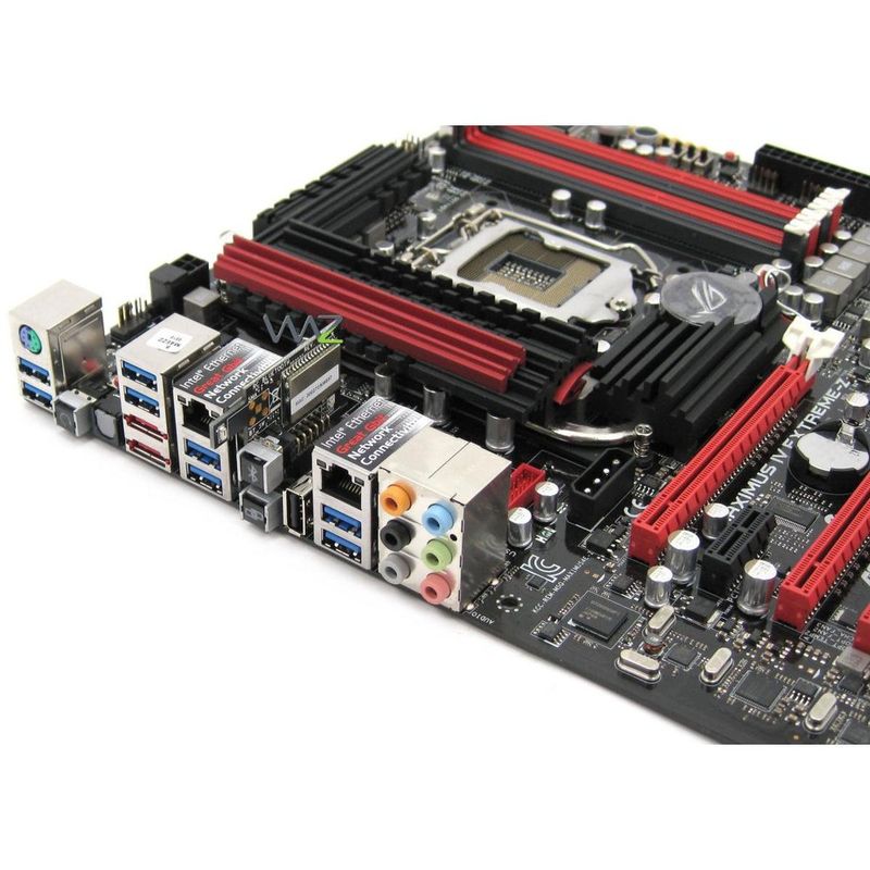 100305-5-placa_me_s1155_asus_maximus_iv_extreme_z_box-5